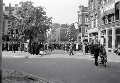 853197 Afbeelding van de doortocht van de geallieerden, op de Neude te Utrecht; rechts het eerste kantoor van Het ...